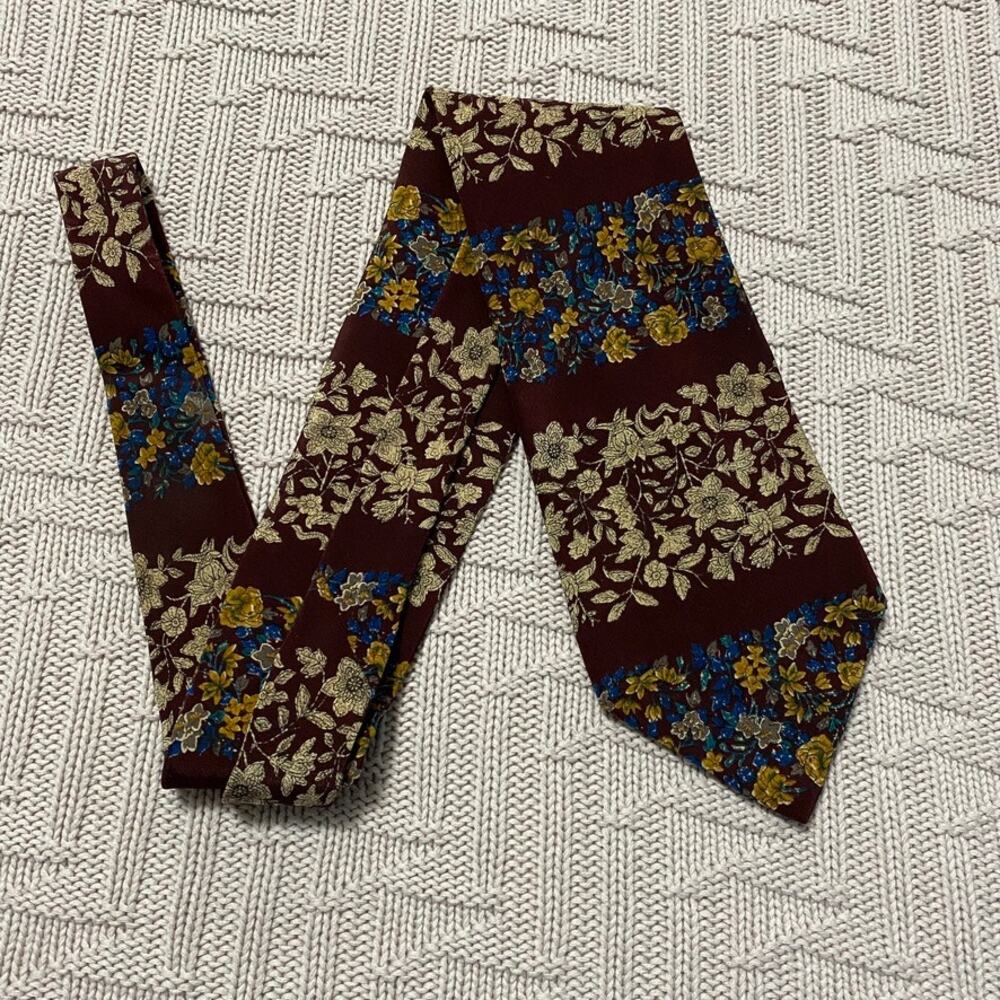 Vintage MET silk tie